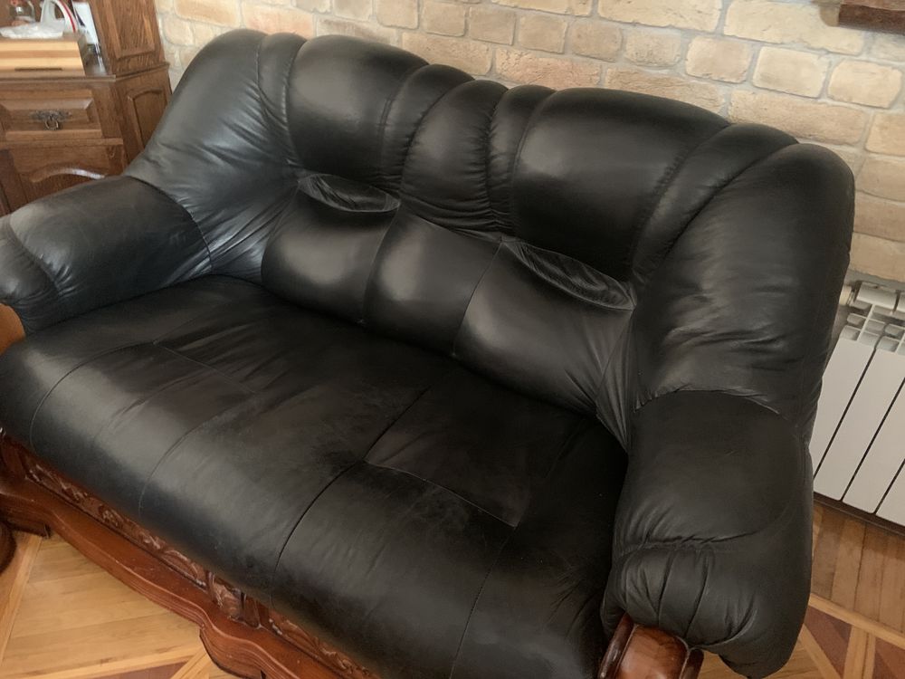кожаный диван диванчик и кресло в отличном состоянии