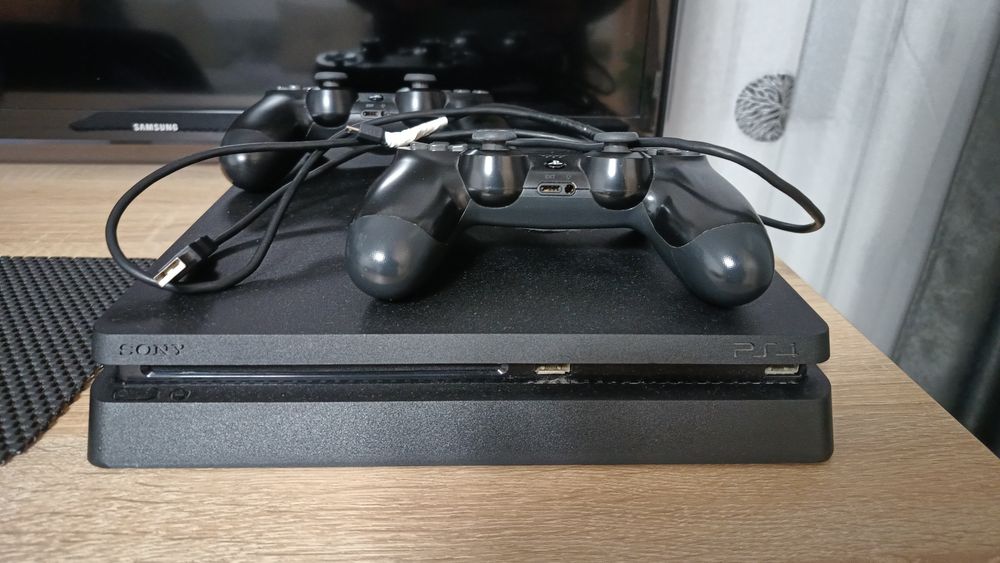 Playstation 4 slim