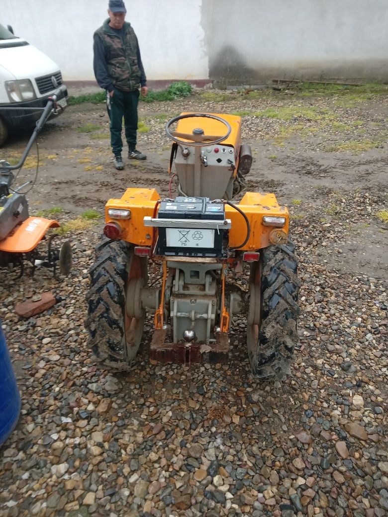 Vând tractoras 12 cp