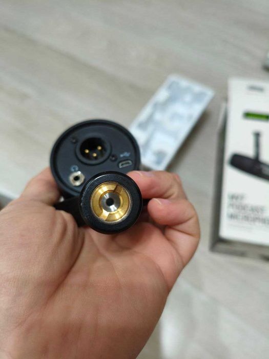 Продаю Микрофон Shure MV7 Podcast Microphone