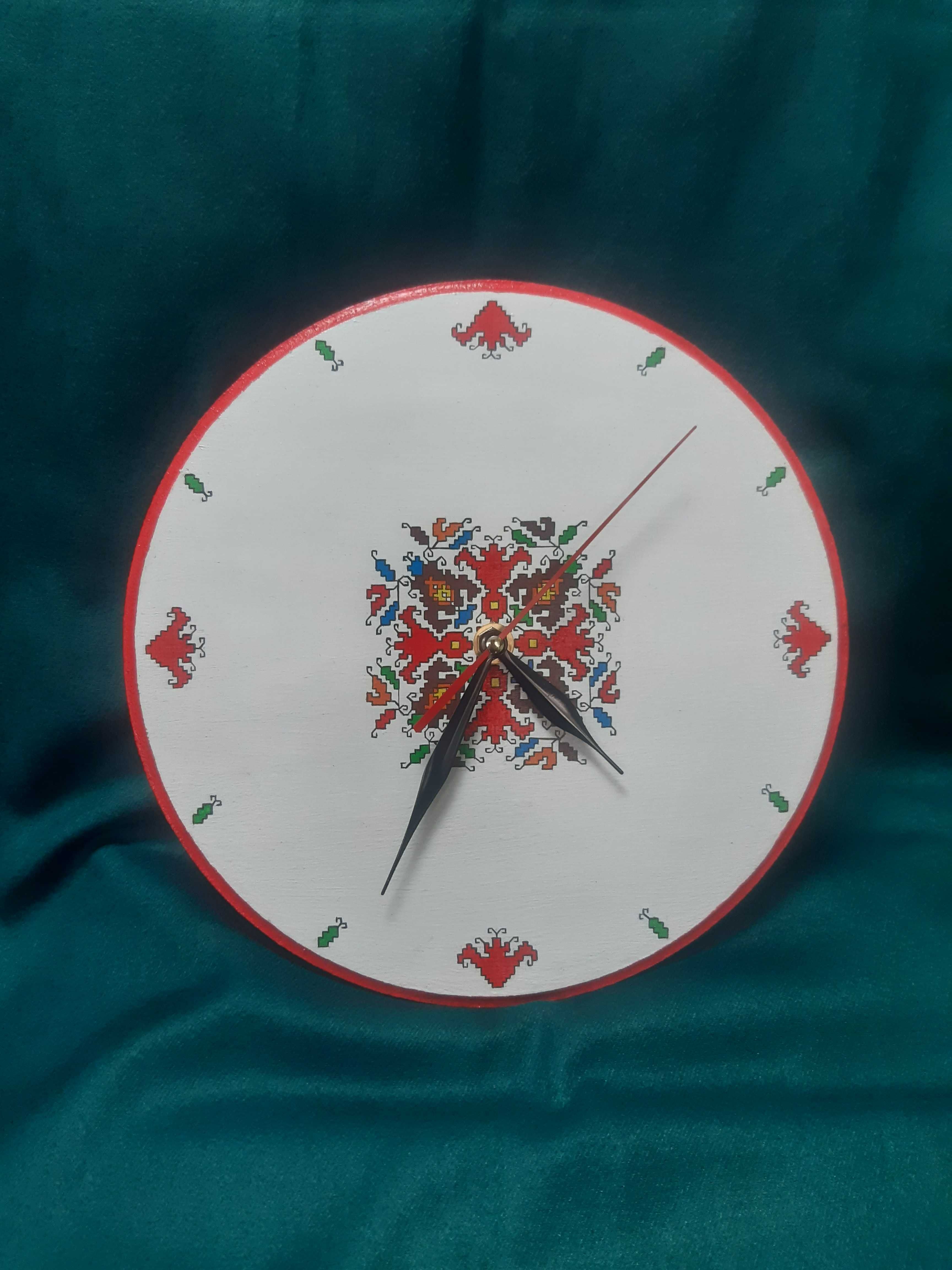 Ръчно рисуван стенен часовник с българска шевица