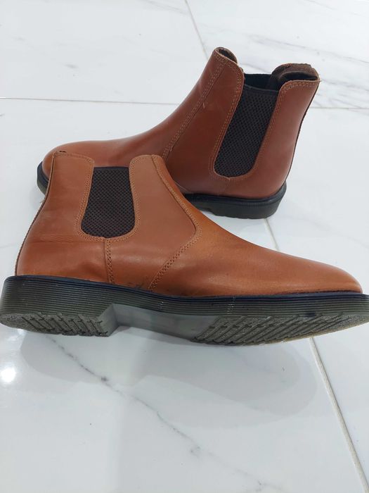 Ghete din piele maro.