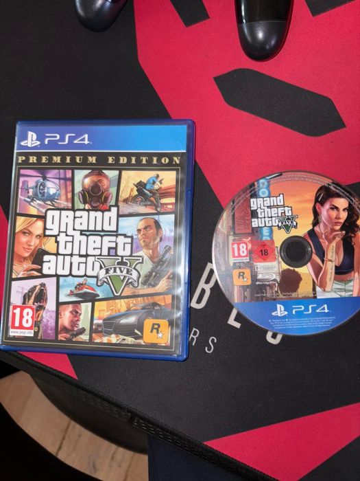 Vand urgent! PS4 pro + jocuri