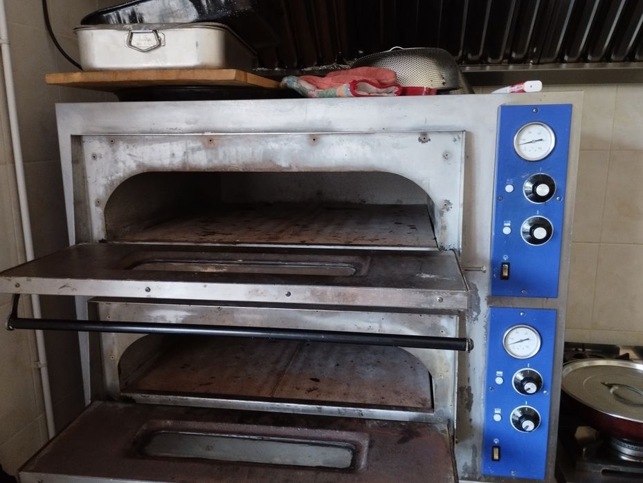 Vand cuptor pizza, masa rece pizza, mașină spălat pahare, hotă..