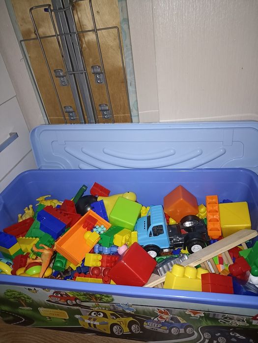 Продам игрушки с коробкой