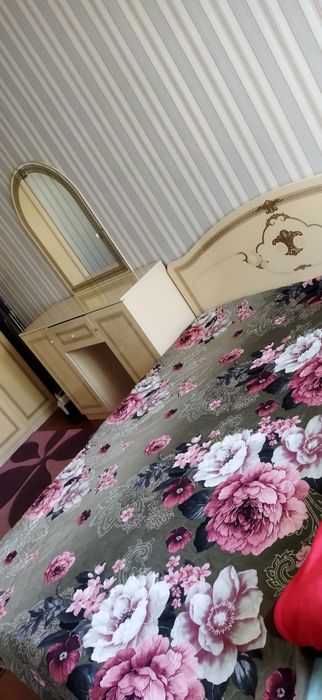 Продам спальный гарнитур двухспальную кровать с комодом