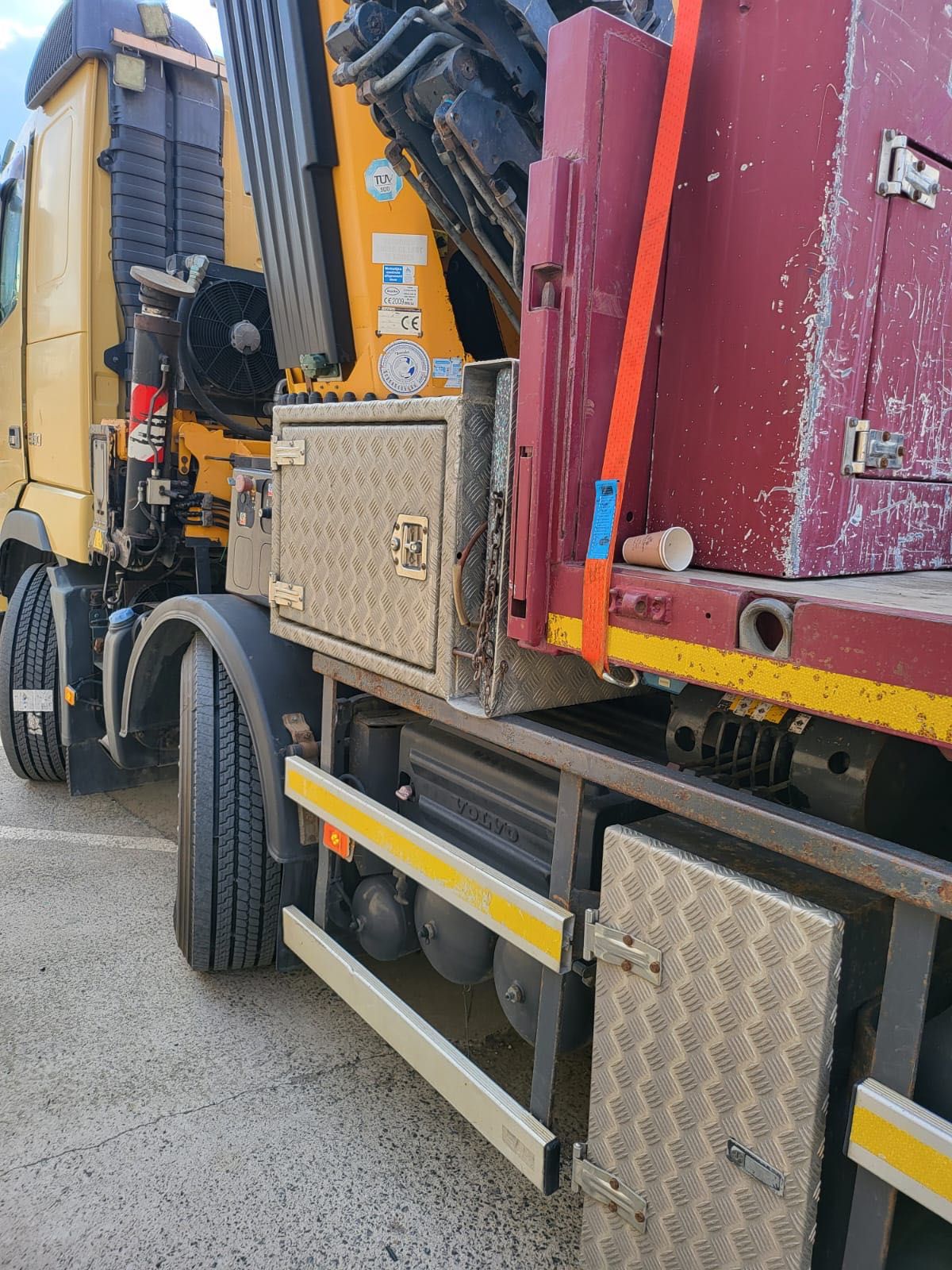 Volvo FH16 8X4 cu MACARA EFFER 850 cap tractor