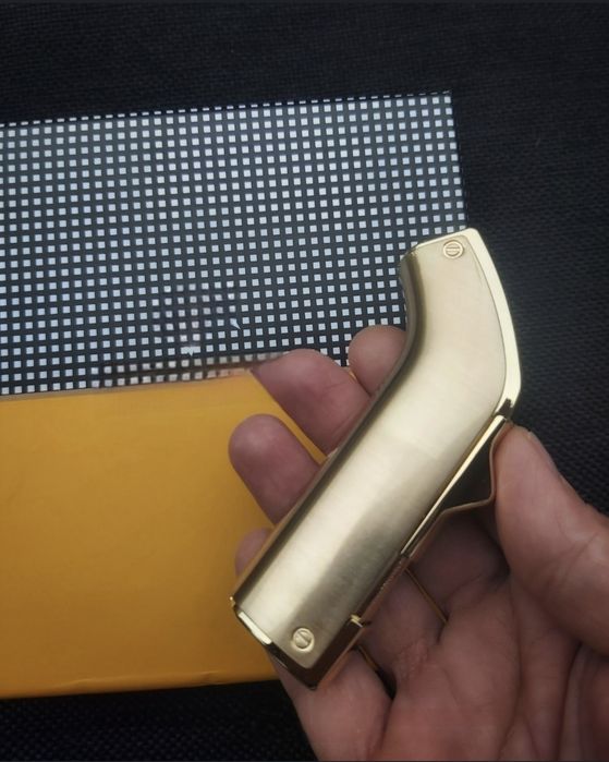 Луксозен комплект за пури,запалка и резачка с лого,в подаръчна кутия