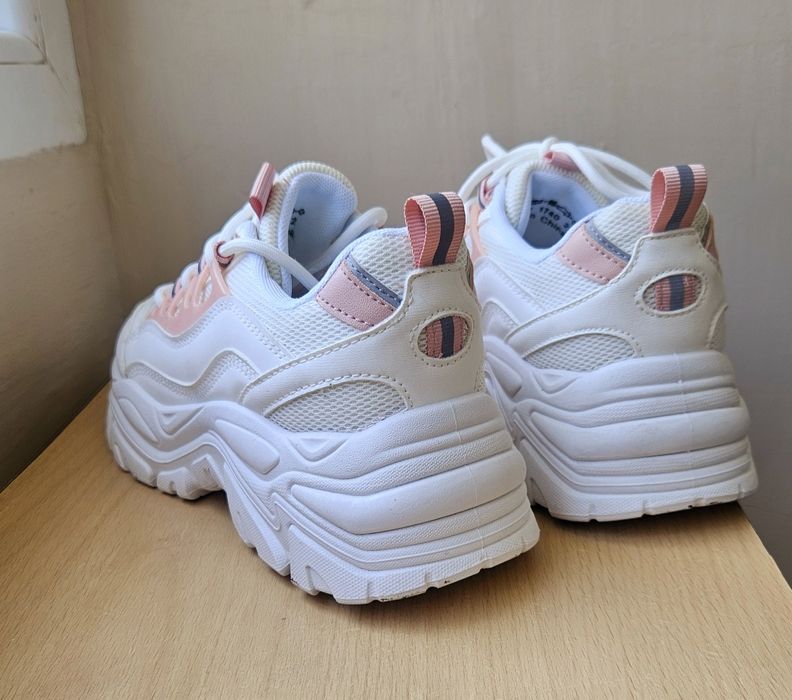 Чисто нови бели дамски маратонки