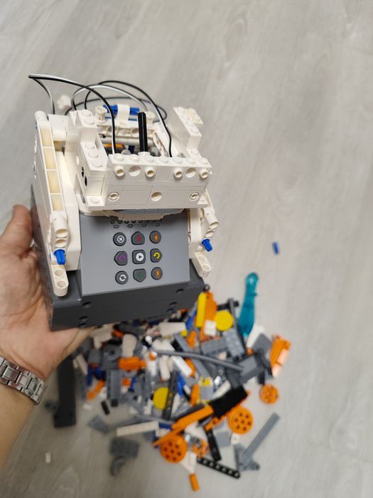 Robot CaDa programabil PiccasBot desenează pe suprafețe