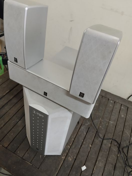 Yamaha субуфер +среда и две колони