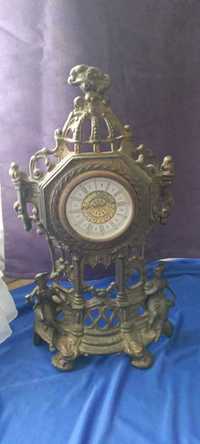 Ceas vechi cu carcasa din bronz