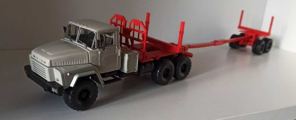 Macheta KrAZ 260L camion transport busteni - MCG / Nash Avtoprom 1/43