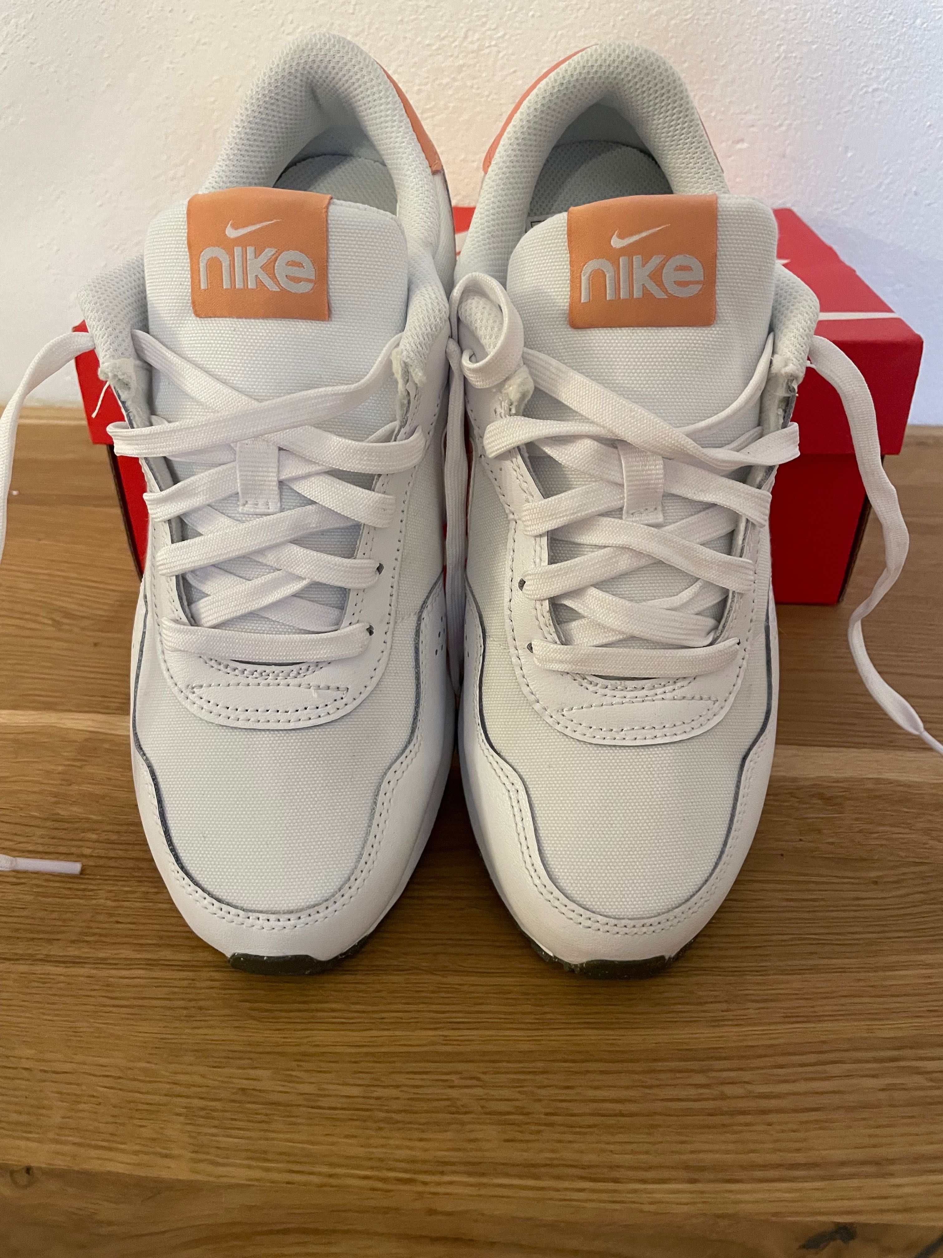 Nike Valiant SE.39 дамски маратонки Найк.