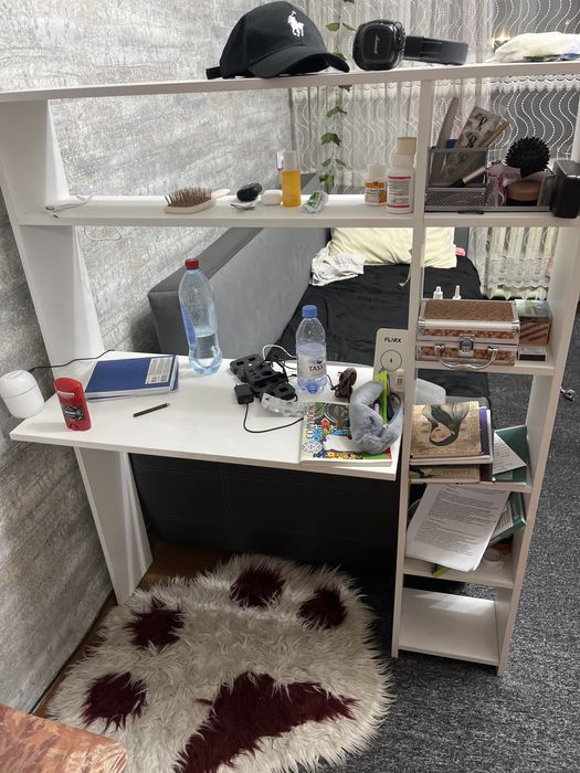 Стол для учебы в нормальном состоянии