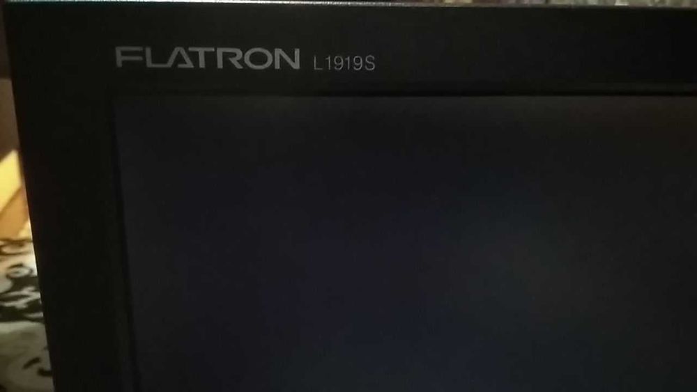 Монитор LG. Размер 19"