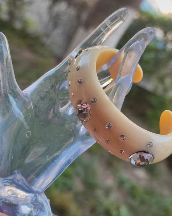 Veche bratara din bachelita de culoare crem