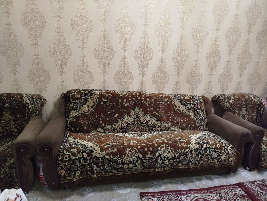 Divan ikkita kreslosi bilan