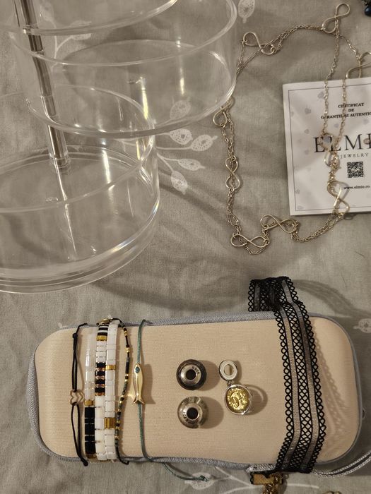 Lot bijuterii si cutii pentru bijuterii