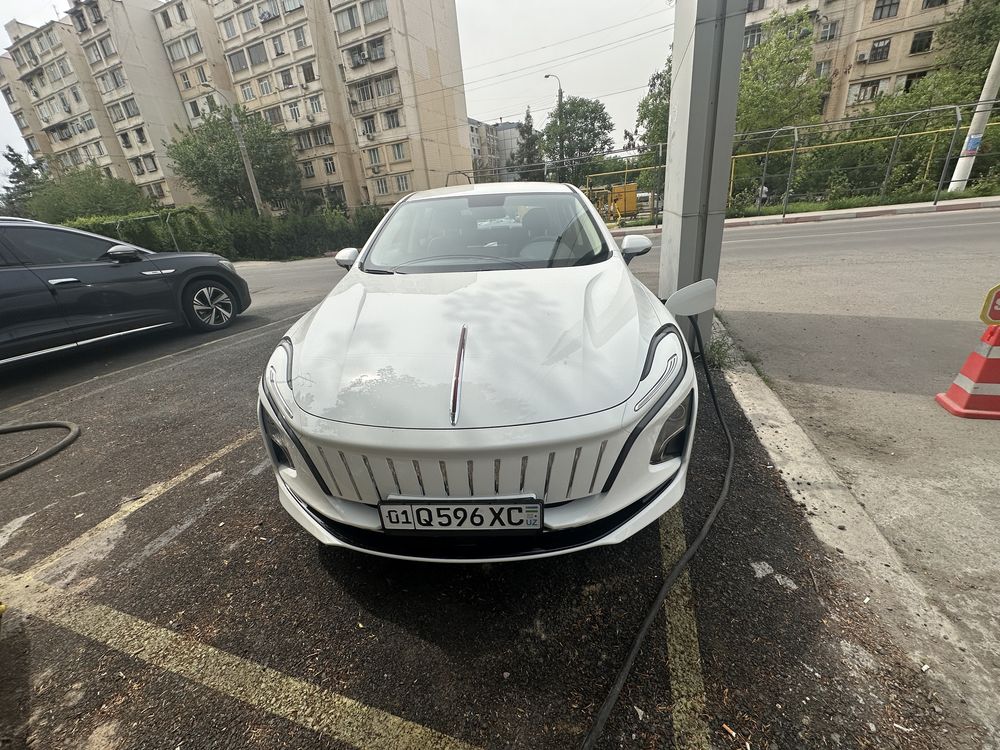 Hongqi eqm5 sotiladi 2024
