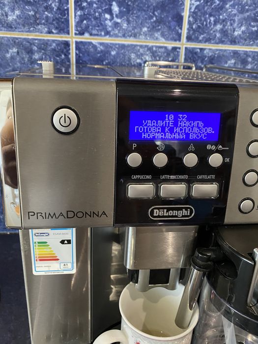 Кафемашина Delonghi Prima Donna с кана за мляко.