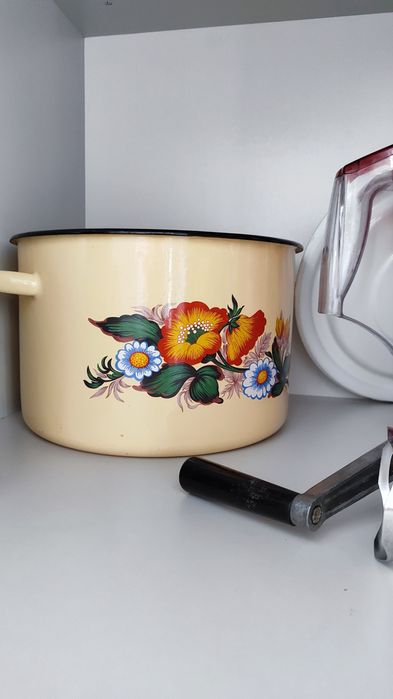 Эмалированные кастрюли