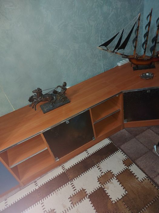 Мебель б/у для спальни.Стенка,тахта,стол-тумба,стол.