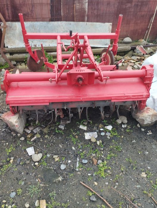 Продавам фреза малък трактор.