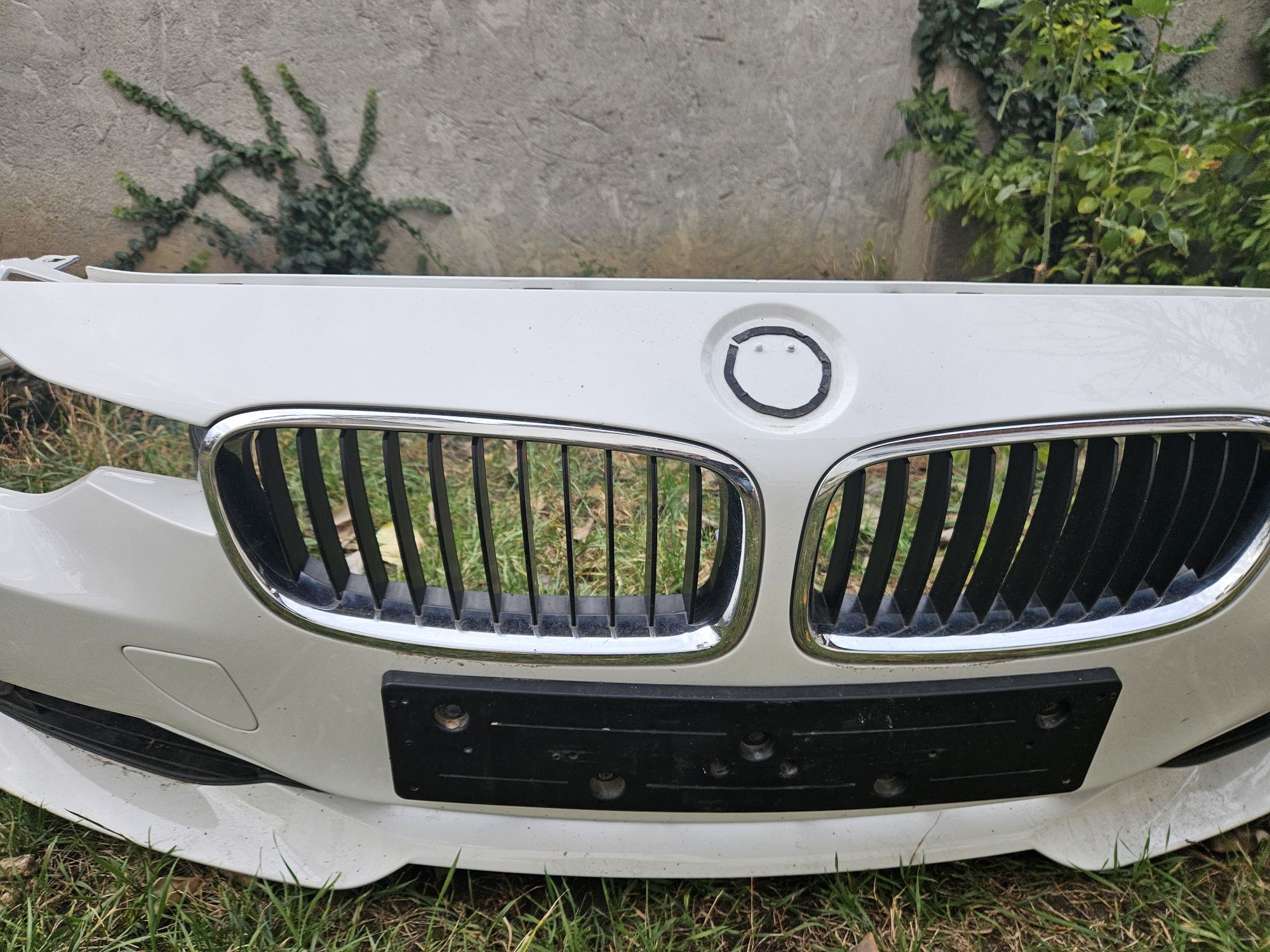 Bara fata bmw f30 cu spalator far