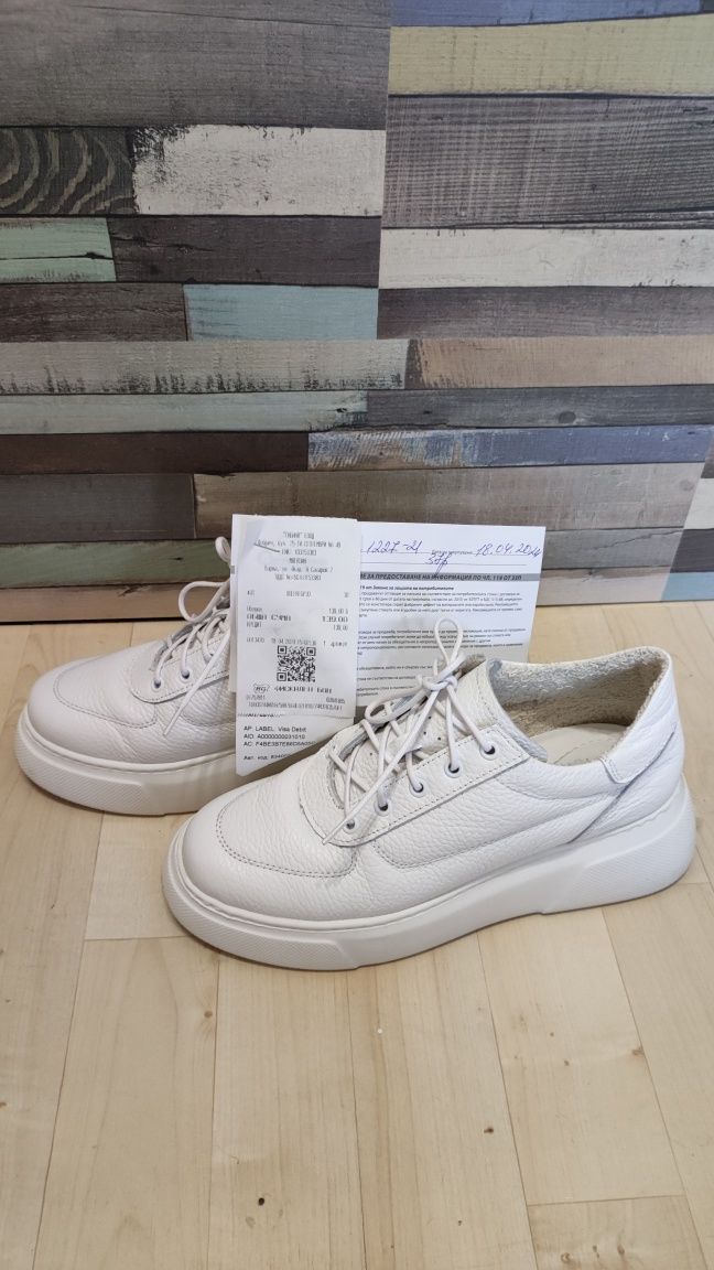 Бели обувки от естествена кожа