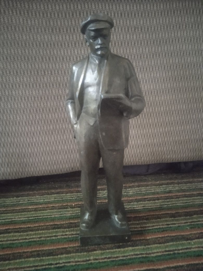 Ленин хайкали металлдан ишланган