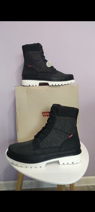 Нови мъжки боти с набук 46 номер Levi's