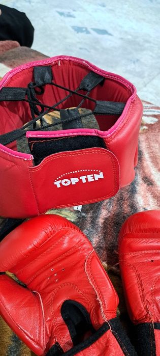 Боксерские перчатки,шлем.лапы.