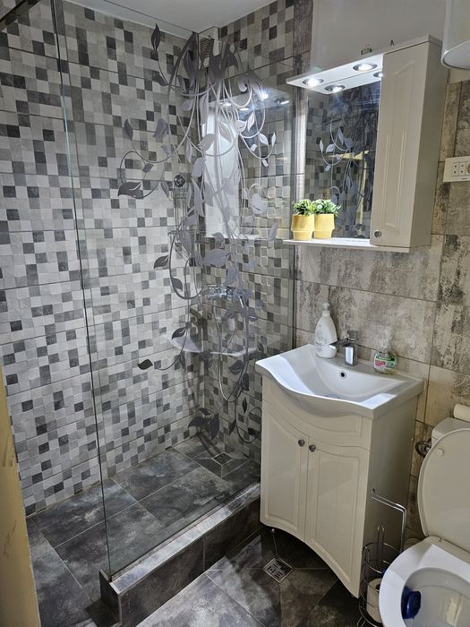 Închiriez garsoniera