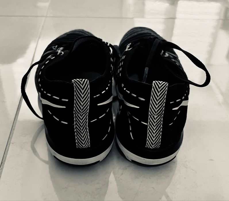 Ботуши UGG и маратонки NIKE