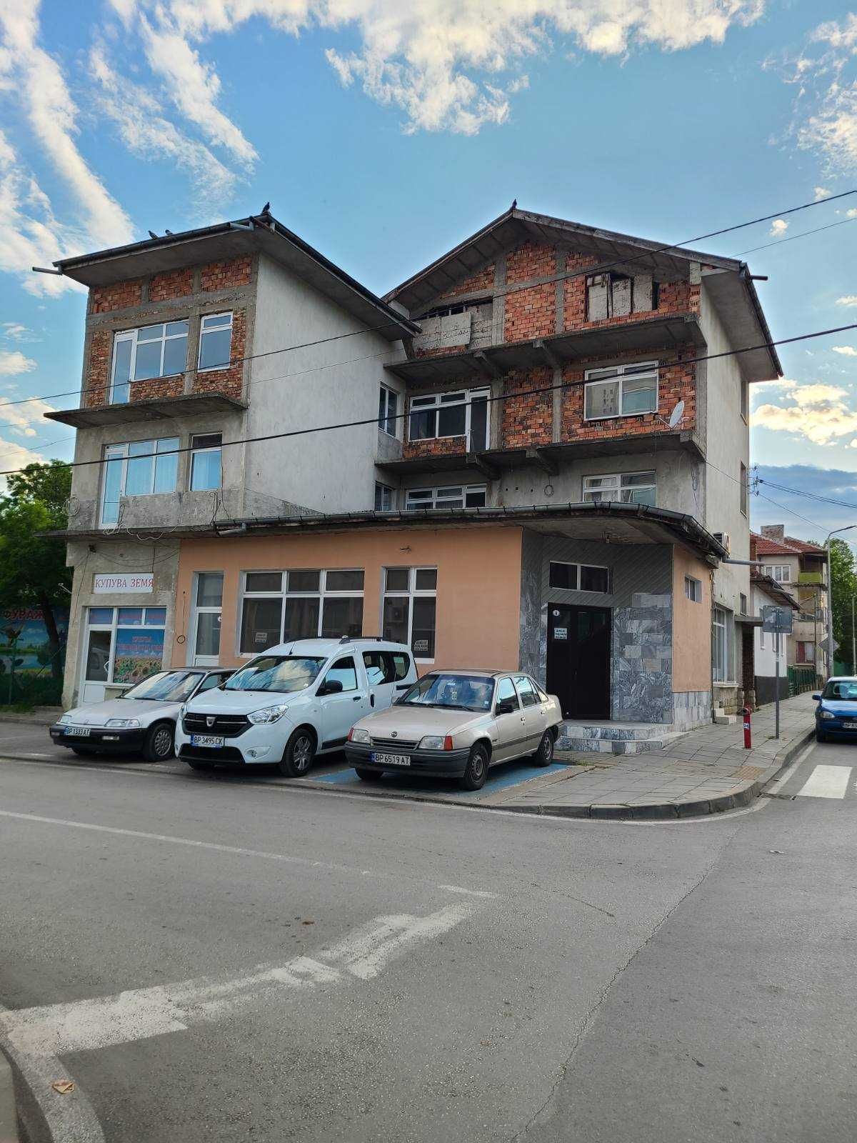 Продава се къща в центъра на Бяла Слатина срещу общината и площада