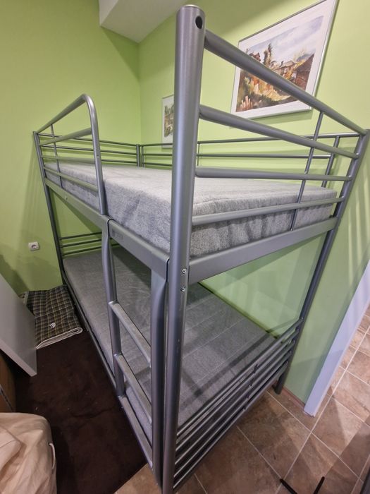 Двуетажно легло с матраци