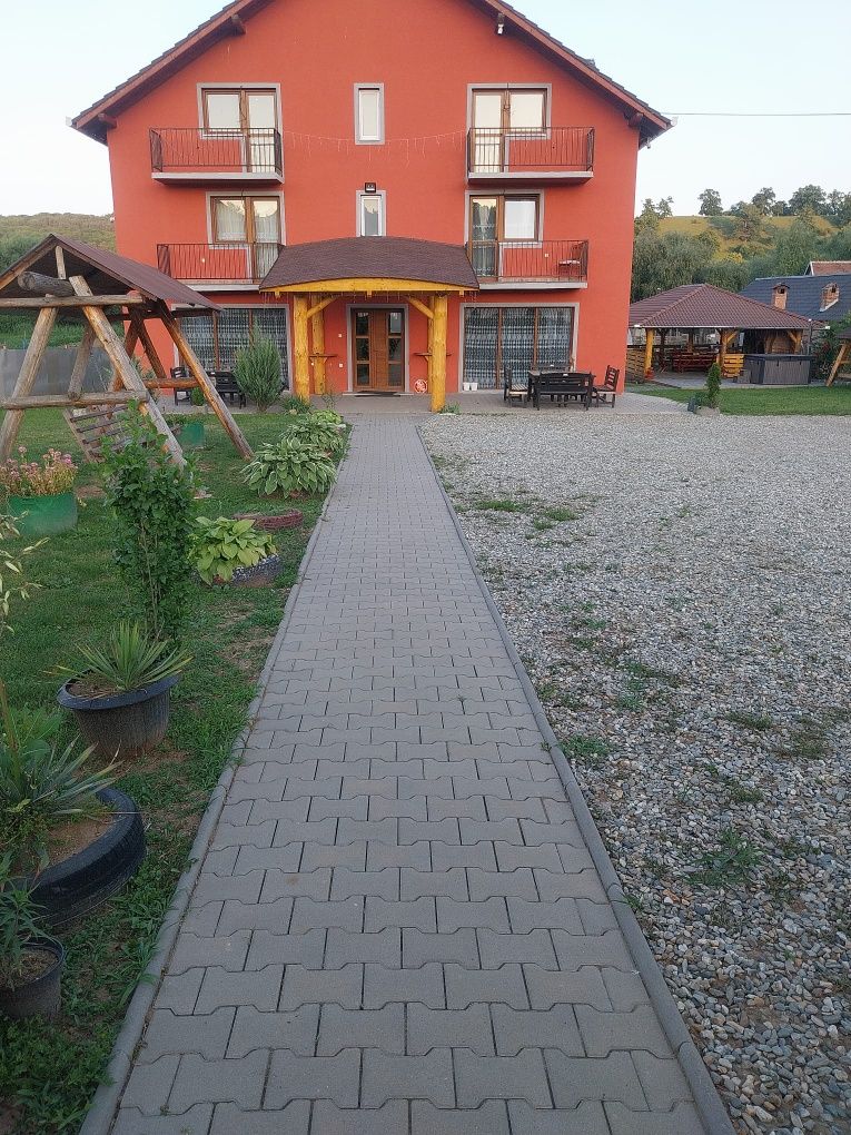 Închiriez cabana cu ciubăr