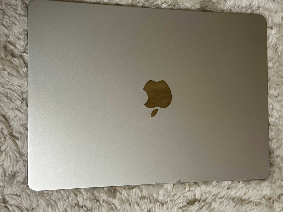 Vand MacBook Air 13,  M2 - 256 GB SSD -Performanță și design impecabil