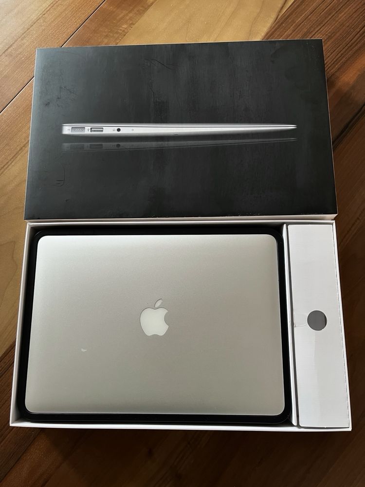 MacBook Air 13” (Mid 2011) — с чисто нова батерия + зарядно + кутия