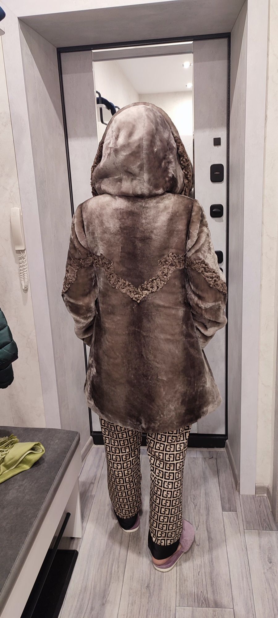 Продам шубу женскую