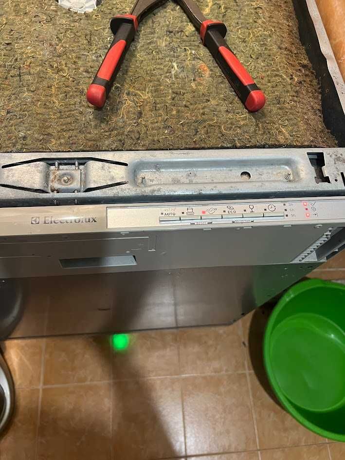 Съдомиялна машина за вграждане Electrolux ESL65070R