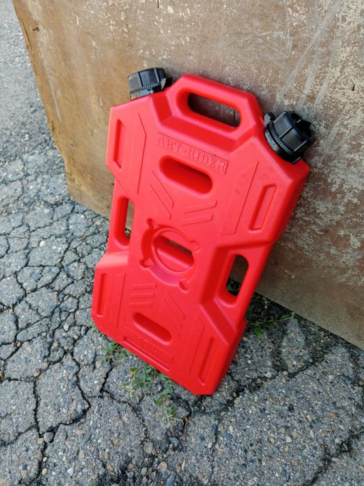 Пластик с носиком 10 литров.