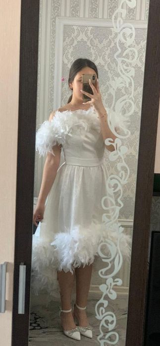 Стильное, заказное платье с перьями в отличном состоянии!