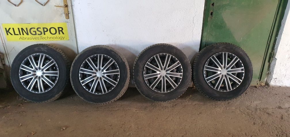Roți cu anvelope de iarnă și jante tablă.