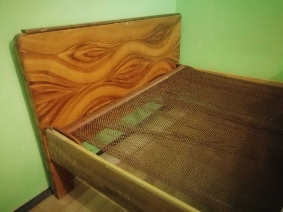 Спалня с пружинен матрак