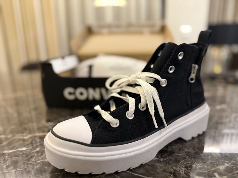 Кецове converse размер 39 с платформа черни с бяла подметка