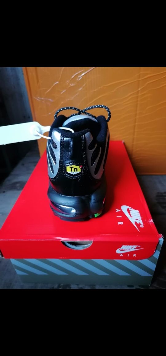 Nike air max plus strike