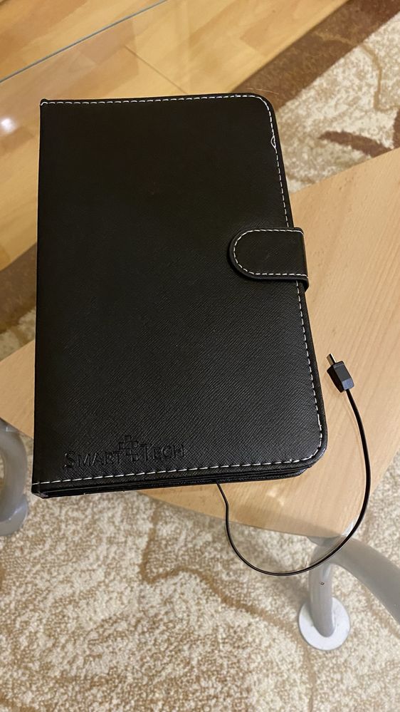 Husă tabletă cu tastatură
