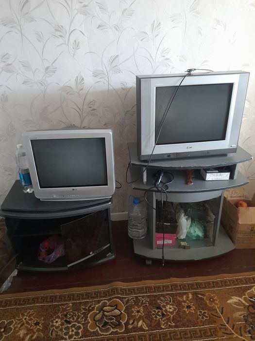 2 телевизора с тумбочками
